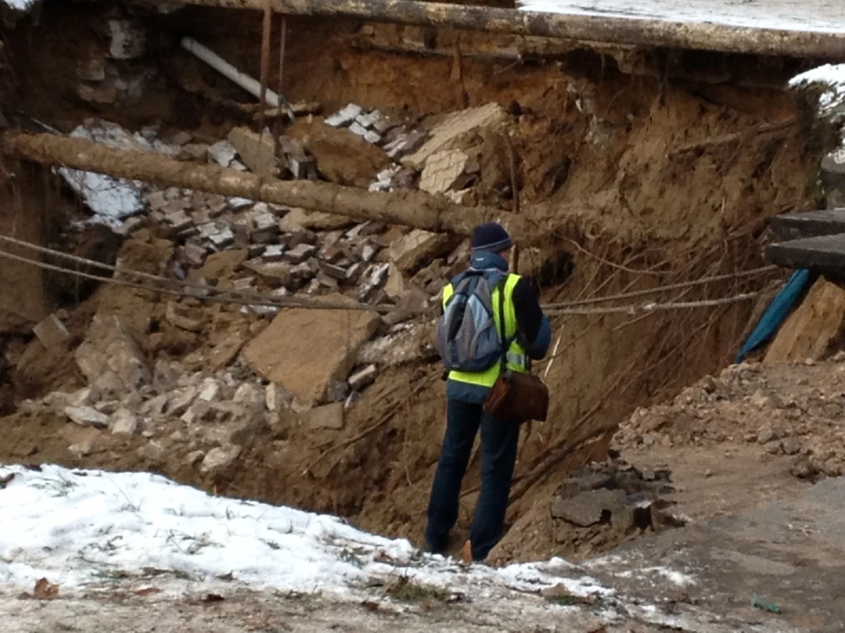 Uczniowie gimnazjum, obok którego w grudniu osunęła się ziemia, zaraz po feriach rozpoczną naukę w innym budynku - poinformowały władze Ostrowca Świętokrzyskiego. Decyzję podjęto po wydaniu opinii przez badających miejsce osunięcia geologów.
