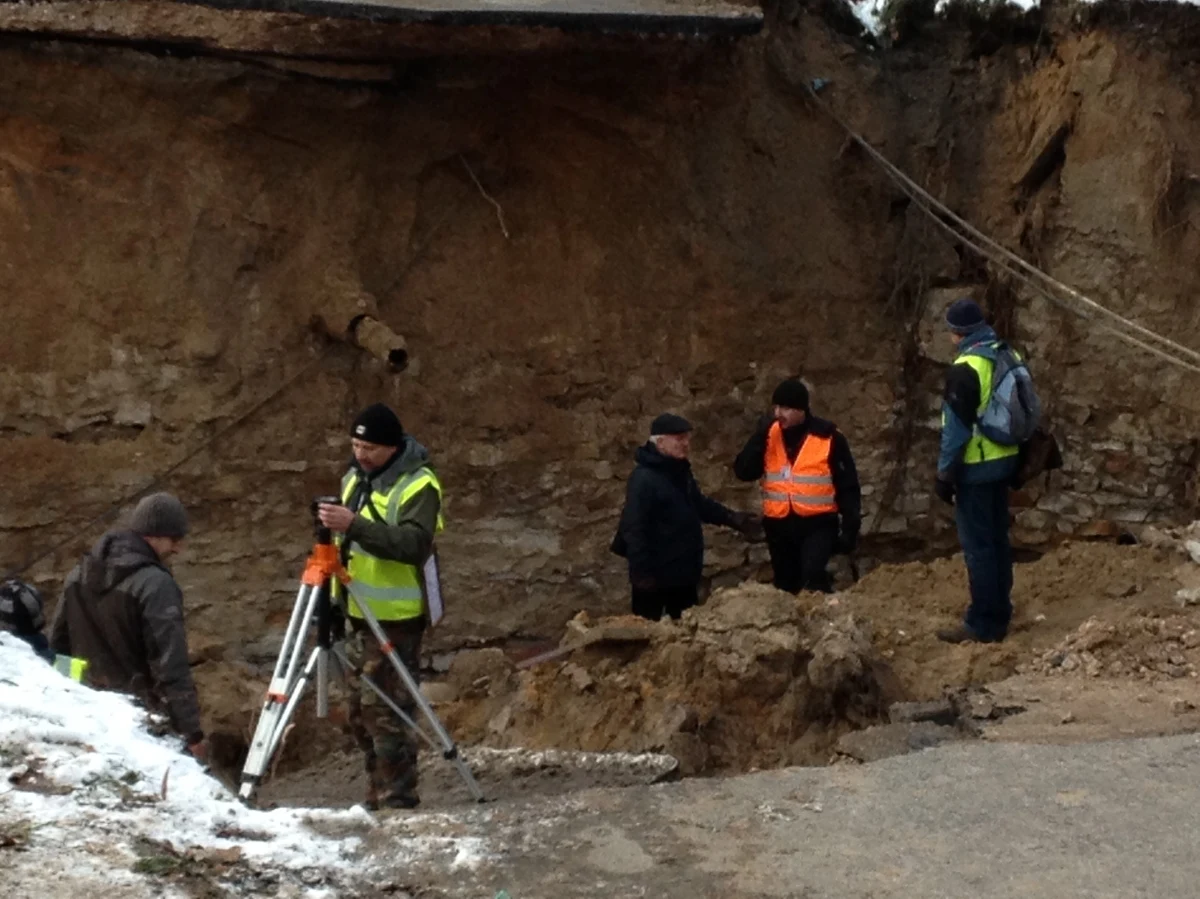 W ciągu najbliższej doby powinno rozpocząć się odgruzowywanie garaży zniszczonych przez osuwisko w Ostrowcu Świętokrzyskim. Geolodzy, którzy zbadali miejsce katastrofy, stwierdzili natomiast, że na razie nie będzie można rozpocząć odbudowy zniszczonej jezdni. 