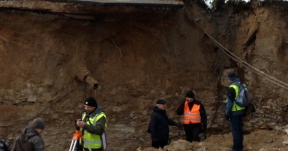 W ciągu najbliższej doby powinno rozpocząć się odgruzowywanie garaży zniszczonych przez osuwisko w Ostrowcu Świętokrzyskim. Geolodzy, którzy zbadali miejsce katastrofy, stwierdzili natomiast, że na razie nie będzie można rozpocząć odbudowy zniszczonej jezdni. 