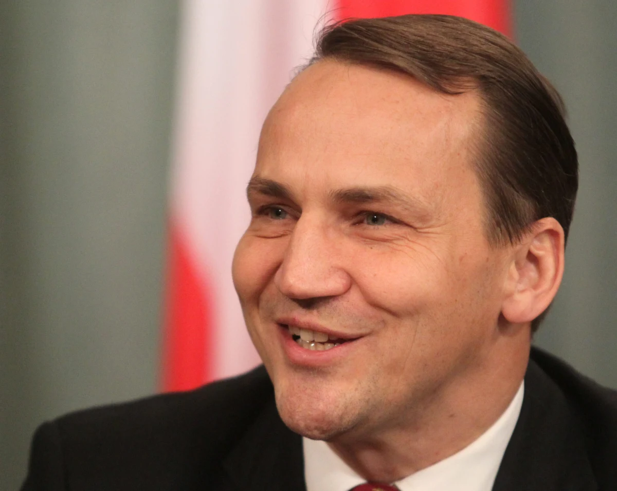 Zauważamy nowy ton w wypowiedziach władz rosyjskich, ale ucieszymy się dopiero, gdy wrak Tu-154 M trafi do Polski - tak szef MSZ Radosław Sikorski odniósł się do słów Władimira Putina ws. przekazania Polsce wraku tupolewa. Prezydent Rosji oświadczył dzisiaj, że o przekazaniu Polsce wraku powinni zdecydować śledczy. Dodał, że "nie miesza się do śledztwa".