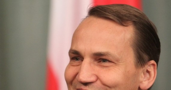 Zauważamy nowy ton w wypowiedziach władz rosyjskich, ale ucieszymy się dopiero, gdy wrak Tu-154 M trafi do Polski - tak szef MSZ Radosław Sikorski odniósł się do słów Władimira Putina ws. przekazania Polsce wraku tupolewa. Prezydent Rosji oświadczył dzisiaj, że o przekazaniu Polsce wraku powinni zdecydować śledczy. Dodał, że "nie miesza się do śledztwa".