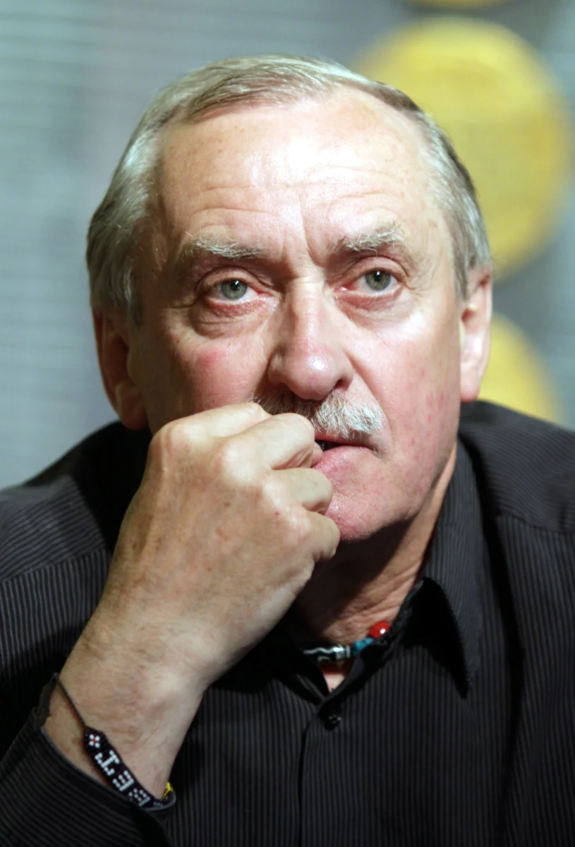 „Karakorum ma inny mikroklimat, tam zima jest bardziej sroga. O tej porze nie ma tam nikogo, będziemy na lodowcu sami” – mówi w rozmowie z dziennikarzem RMF FM Krzysztof Wielicki, lider polskiej zimowej wyprawy na Broad Peak. Jak dodaje, dziś himalaistom jest już trochę łatwiej ze względu na postęp technologiczny, ale kiedy zimą przychodzi huragan, trzeba walczyć o utrzymanie bazy.