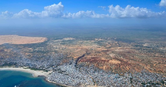 Co najmniej 23 osoby utonęły, a 32 uważane są za zmarłe po tym, gdy przepełniony statek z emigrantami na pokładzie wywrócił się u wybrzeży Somalii. To największa taka tragedia od blisko dwóch lat.