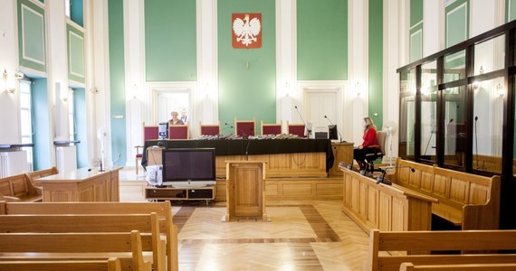Sąd Okręgowy w Elblągu uchylił wyrok uniewinniający urzędnika gminy Braniewo Damiana S. Mężczyzna odpowiadał za niedopełnienie obowiązków i nieumyślne spowodowanie śmierci 8-letniej Magdy. Dziecko zostało przygniecione niestabilną bramką na wiejskim boisku.
