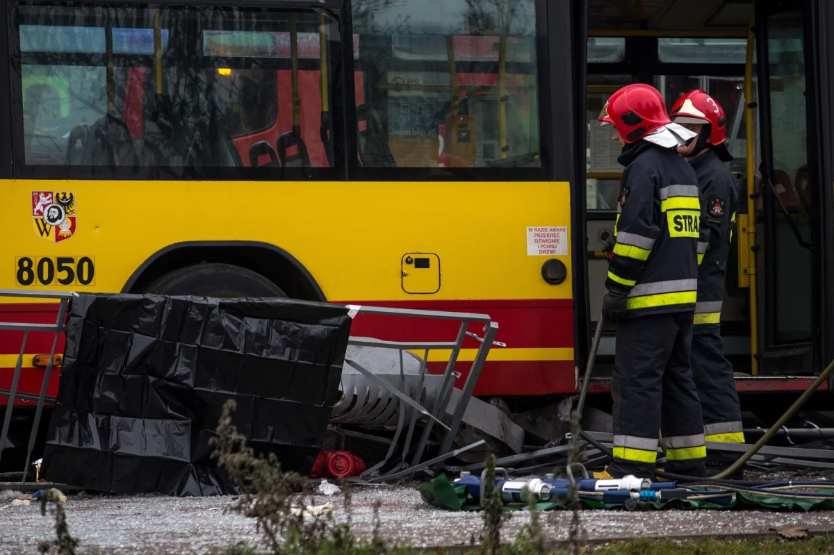 Kierowca autobusu, który wjechał wczoraj w przystanek w centrum Wrocławia, był trzeźwy. W wypadku zginęła jedna osoba, a kilka innych zostało rannych. Wrocławska prokuratura wszczęła już śledztwo w tej sprawie.