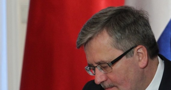 Prezydent Bronisław Komorowski podpisał ustawę o nasiennictwie, która zezwala w Polsce na rejestrację i obrót nasionami zmodyfikowanymi genetycznie. Rozporządzenia do niej mają zakazać jednak uprawiania roślin GMO. Partie opozycji parlamentarnej rozważą zaskarżenie ustawy do Trybunału Konstytucyjnego. 