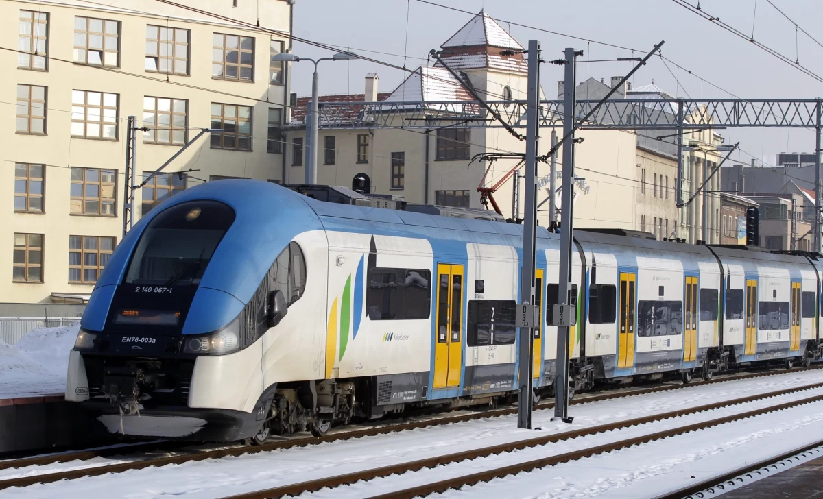 39 składów zastąpią dziś autobusy - poinformował rzecznik prasowy Kolei Śląskich Maciej Zaremba. To mniej niż w piątek, kiedy na tory nie wyjechało 58 pociągów. Dziś łącznie odbędzie się 325 kursów, w piątek było ich 454. 