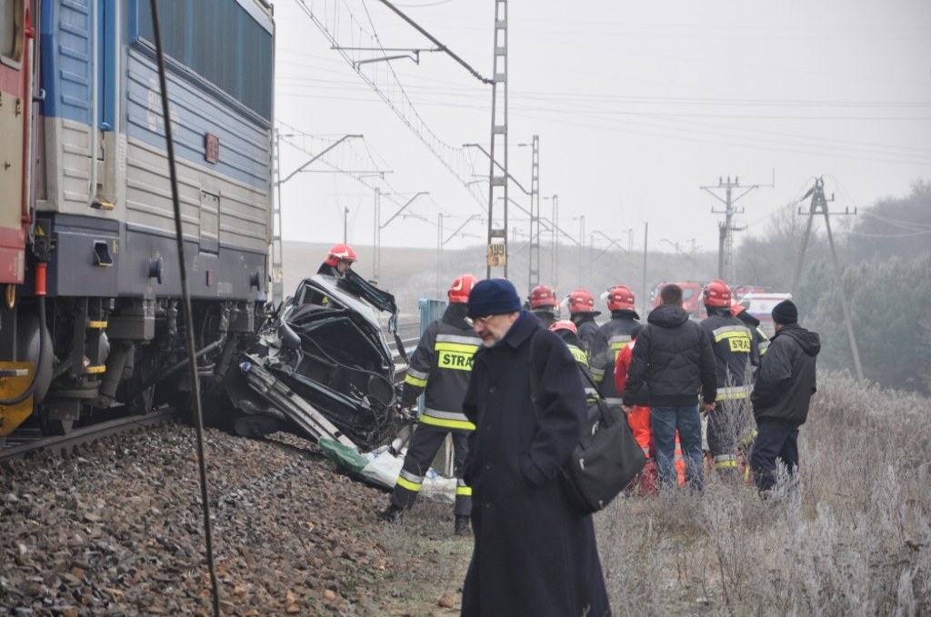 Tragedia w Koninie. Samochód wjechał pod rozpędzony pociąg
