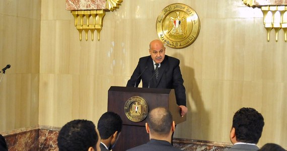 Wiceprezydent Egiptu Mahmud Mekki podał się do dymisji. Poinformował, że chciał zrezygnować już w ubiegłym miesiącu, ale został na stanowisku, żeby pomóc prezydentowi Mohammedowi Mursiemu opanować kryzys polityczny.