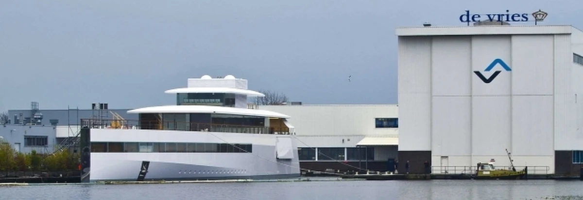 Zamówiony przez nieżyjącego już założyciela firmy Apple jacht Venus, został wczoraj zatrzymany w porcie w Amsterdamie. Powodem tej sytuacji jest  spór toczący się wokół honorarium dla francuskiego projektanta jednostki Philippe'a Starcka. Twierdzi on, że nie dostał od spadkobierców Steve’a Jobsa jednej trzeciej należnych mu pieniędzy.