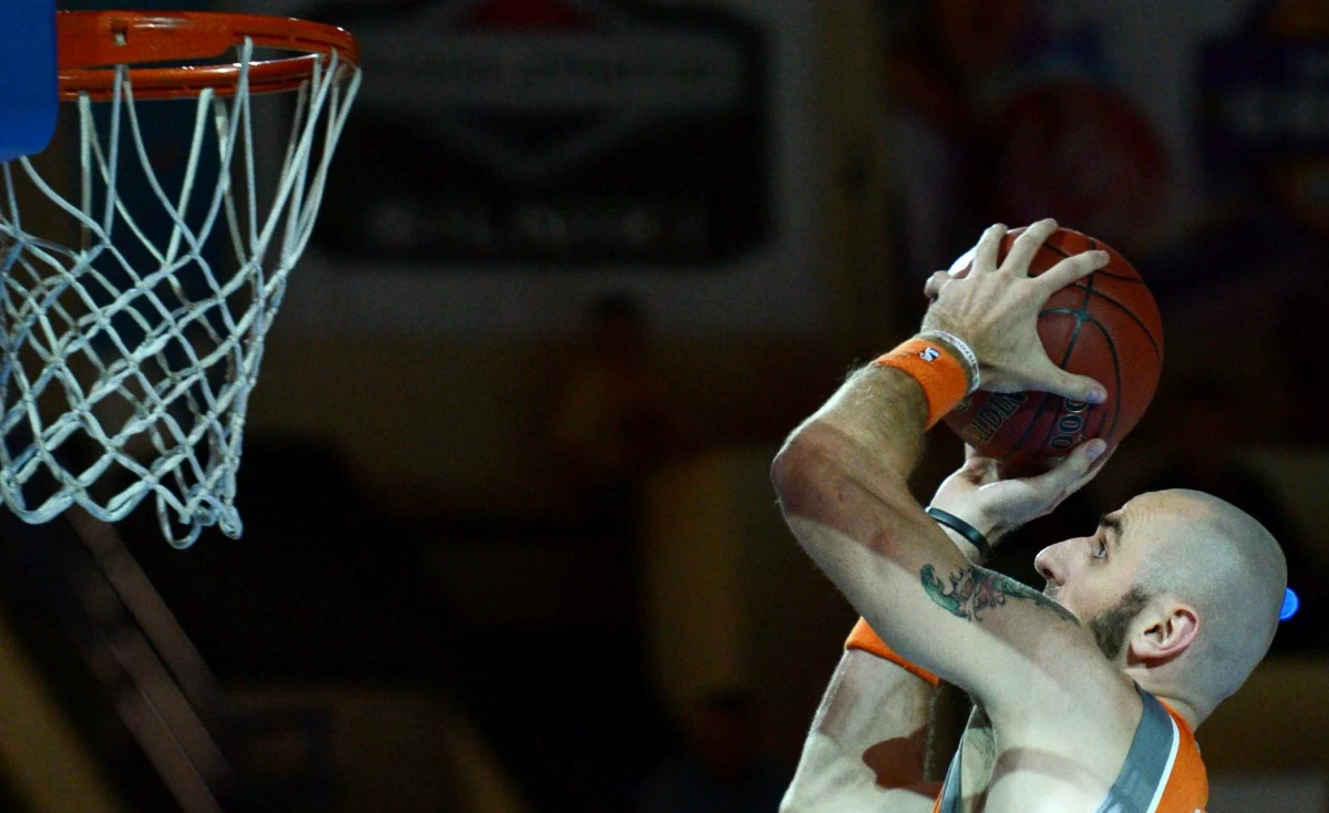 Marcin Gortat zdobył dla Phoenix Suns 18 punktów i miał dziewięć zbiórek, ale jego zespół przegrał na wyjeździe 93:96 z  Portland Trail Blazers. Tym samym seria zwycięstw "Słońc" zakończyła się zaledwie na czterech.