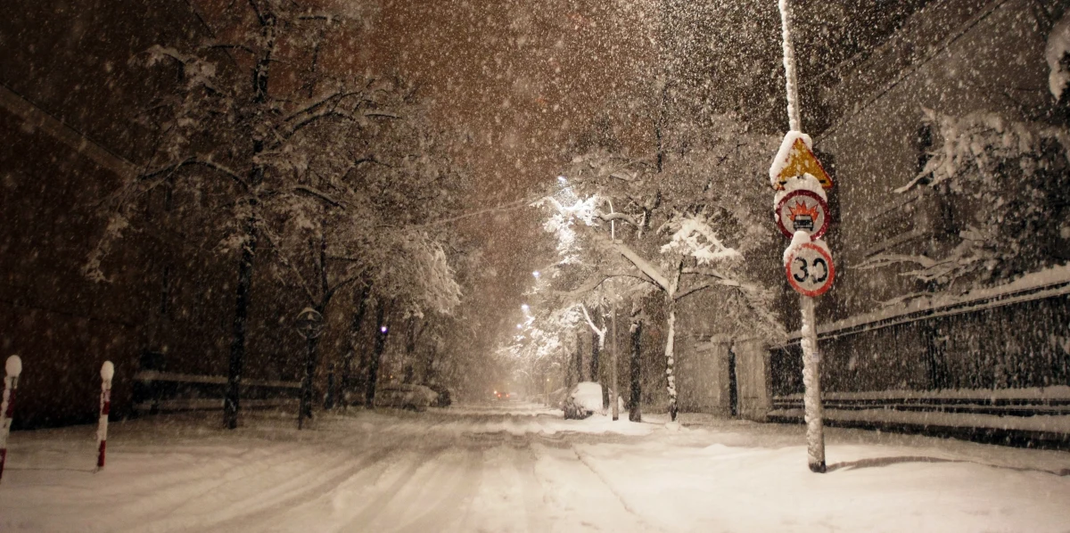Zima nie rozpieszcza kierowców. Opady śniegu z deszczem sprawiły, że w niedzielny wieczór sytuacja na większości krajowych tras była wręcz katastrofalna. Dzwoniąc na Gorącą Linię RMF FM ostrzegaliście nas jednak nie tylko przed śliską nawierzchnią, ale także przed... nieodśnieżonymi płatnymi autostradami. 