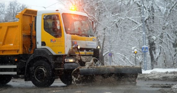 Zima nie rozpieszcza kierowców. W nocy przyszła odwilż, a teraz ponownie chwycił mróz. Na polskich drogach panują fatalne warunki. Reporter RMF FM ostrzega kierowców w Warszawie - na wielu ulicach leży warstwa lodu i śniegu. W Warmińsko-mazurskiem nad ranem w zaspie utknęła karetka.