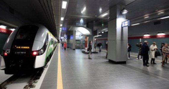 W związku z oblodzeniem trakcji odwołano wszystkie pociągi Szybkiej Kolei Miejskiej. Utrudnienia dotyczą też pociągów Kolei Mazowieckich.