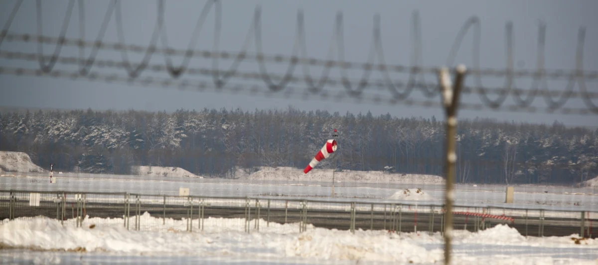 W czwartek rano ruszą prace naprawcze pasa startowego na lotnisku w Modlinie - poinformował Zarząd Mazowieckiego Portu Lotniczego Warszawa-Modlin. Jeśli pogoda dopisze, prace na pierwszej części pasa skończą się 3 stycznia. Początkowo zapowiadano, że remont rozpocznie się już w poniedziałek.
