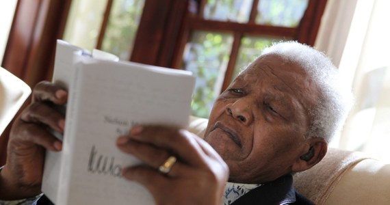 Były prezydent RPA Nelson Mandela, od ponad dwóch tygodni leczony w szpitalu w Pretorii, pozostanie tam na Boże Narodzenie - podało biuro prezydenta Jackoba Zumy. 94-letniego Mandelę hospitalizowano na początku grudnia z powodu infekcji płucnej. Po jej wyleczeniu przeszedł także chirurgiczny zabieg usunięcia kamieni żółciowych. 