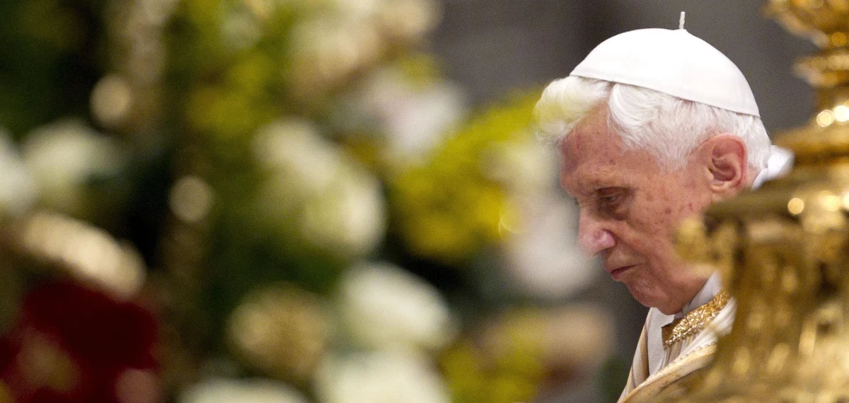 "Tam, gdzie nie oddaje się chwały Bogu, gdzie się o Nim zapomina lub wręcz Jemu zaprzecza, nie ma także pokoju" - stwierdził podczas pasterki w bazylice św. Piotra Benedykt XVI. „O ile niepodważalne jest w historii pewne nadużywanie religii, to jednak nie jest prawdą, że odrzucenie Boga przywróci pokój. Jeśli gasi się Boże światło, gasi się także nadaną przez Boga godność człowieka" - ostrzegł.