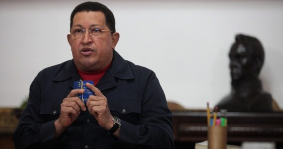 Stan prezydenta Hugo Chaveza, który 11 grudnia przeszedł na Kubie operację usunięcia nowotworu, "nieznacznie się poprawił" - podał wenezuelski minister informacji Ernesto Villegas. Chavez zgodnie z zaleceniami lekarzy nadal odpoczywa. Złożył też życzenia bożonarodzeniowe obywatelom Wenezueli.