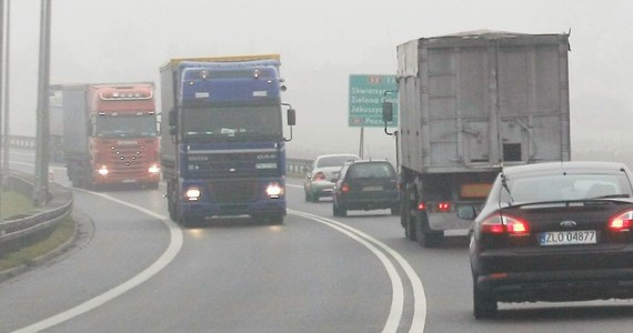 Jest ślisko i mgliście. Kierowcy, uważajcie! - Polska Mgły i padający deszcz utrudniają podróżowanie po północno-wschodniej Polsce. Podobnie jest w województwie mazowieckim - alarmuje nasz reporter Piotr Bułakowski.