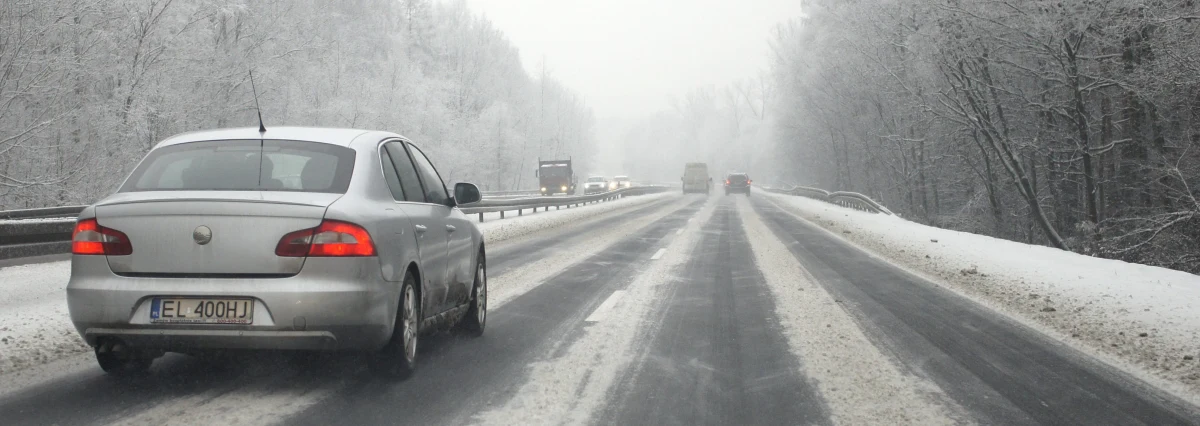 W Wigilię na polskich drogach doszło do 63 wypadków - informuje Komenda Główna Policji. Siedem osób zginęło, a osiem zostało rannych. Policjanci kolejny raz apelują o ostrożność, rozwagę, a co najważniejsze - nie siadanie za kółkiem na podwójnym gazie.
