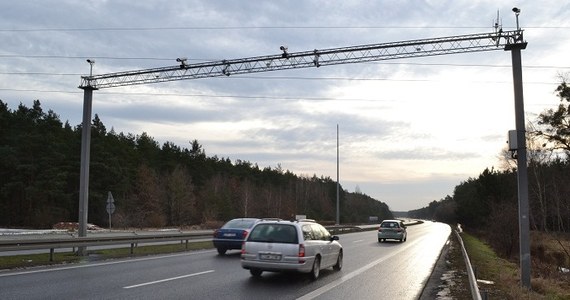 Na jednej z dróg dojazdowych do Bydgoszczy rozpoczęły się testy odcinkowego systemu kontroli prędkości. Ma on być skuteczniejszy niż fotoradary, bo zmusi kierowców do zdjęcia nogi z gazu na dłużej, niż tylko krótką chwilę. 