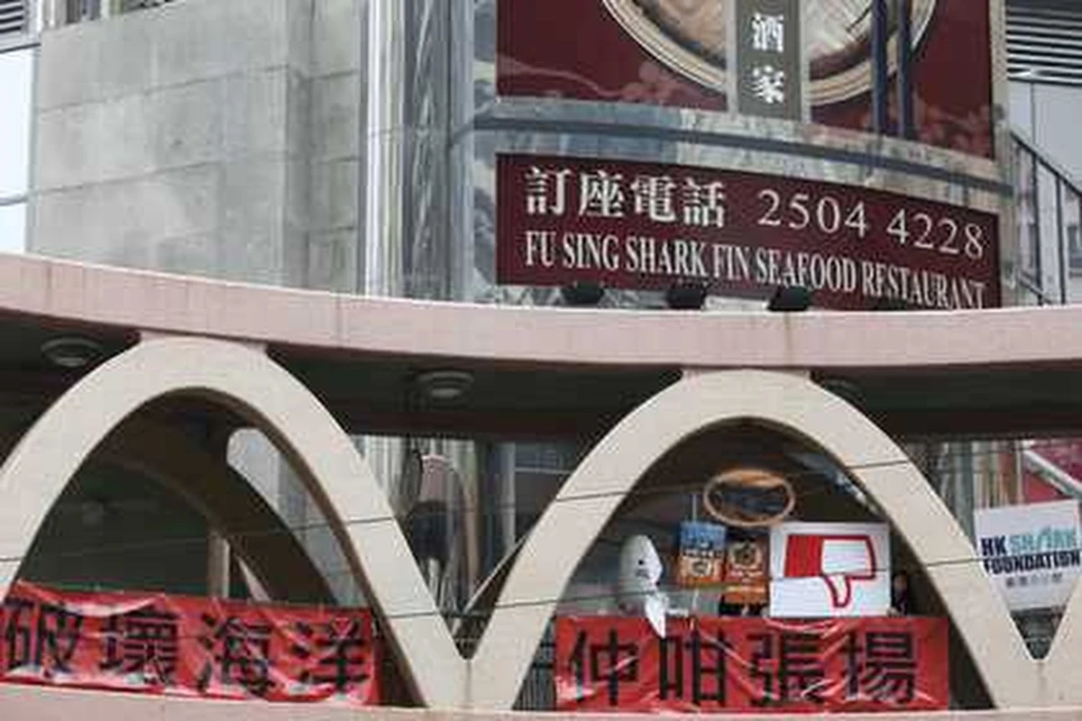 Nazwany "Globalnym Centrum" gigantyczny budynek o wysokości stu metrów powstaje w Chengdu, stolicy Syczuanu na zachodzie Chin. Powierzchnia użytkowa ma liczyć 1,5-1,7 mln metrów kwadratowych - więcej niż łączna powierzchnia pięter najwyższego drapacza chmur na świecie: Burdż Chalify w Dubaju (829 metrów). 
