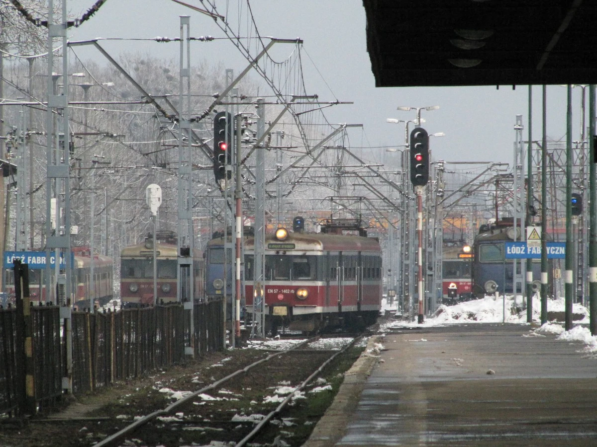Dziś, podobnie jak wczoraj, 37 połączeń Kolei Śląskich zostało zastąpionych autobusami. To 15 proc. wszystkich połączeń. Pozostałe, czyli ponad 250 obsługiwane taborem kolejowym. Jak twierdzi rzecznik spółki Maciej Zaremba "rozkład jazdy jest realizowany". 