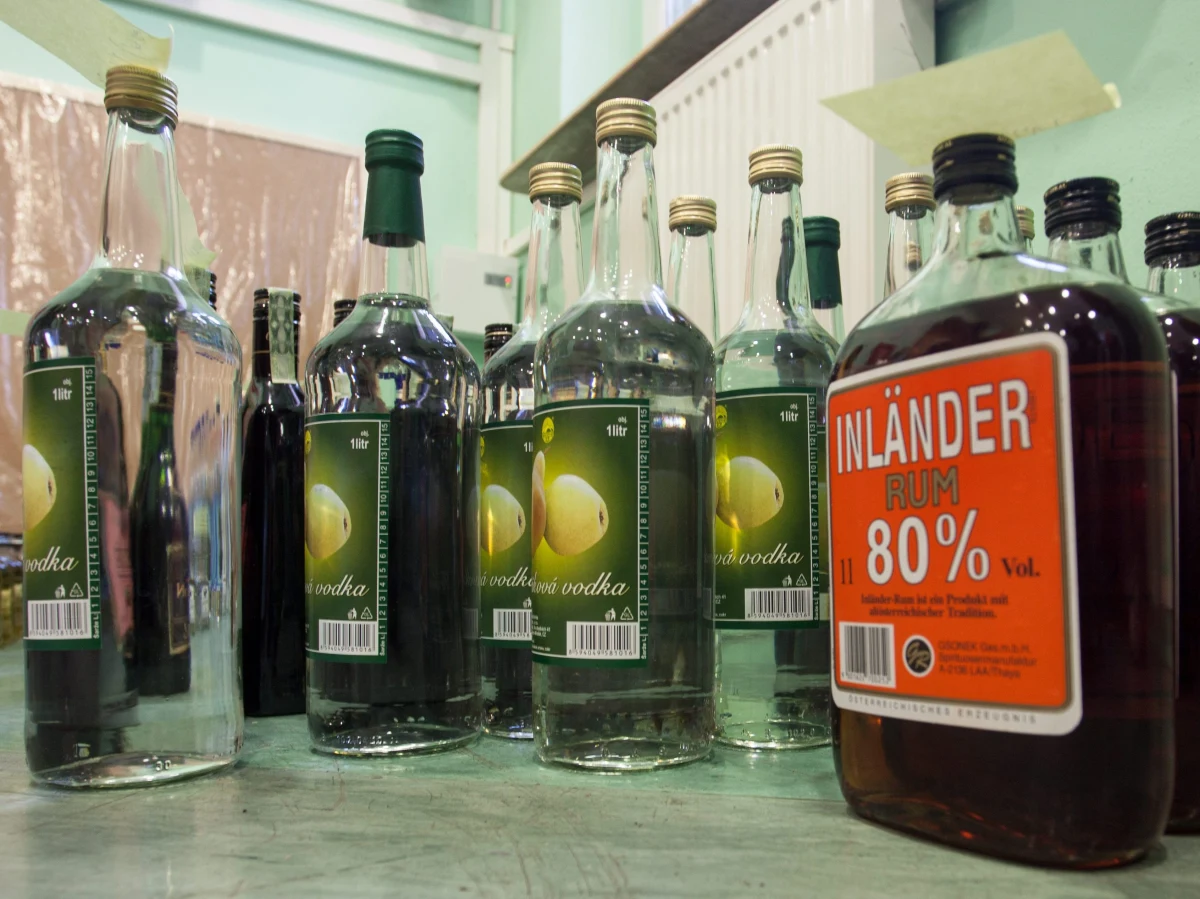 Policja wyjaśnia sprawę śmiertelnych zatruć alkoholem metylowym, do których doszło w ostatnich dniach w Gnieźnie. Po wypiciu tego alkoholu zmarły dwie osoby. Trzecia zaś przebywa w szpitalu.