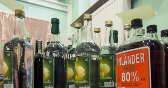 Policja wyjaśnia sprawę śmiertelnych zatruć alkoholem metylowym, do których doszło w ostatnich dniach w Gnieźnie. Po wypiciu tego alkoholu zmarły dwie osoby. Trzecia zaś przebywa w szpitalu.