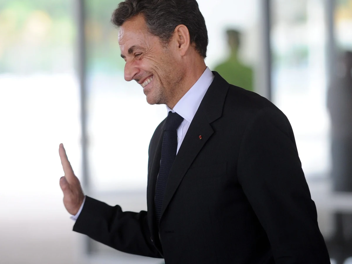 Wbrew wcześniejszym zapowiedziom, Nicolas Sarkozy zapowiedział powrót na francuską scenę polityczną. Były prezydent reaktywował swoją internetową stronę wyborczą pod nazwą: „Silna Francja". Po raz pierwszy - od czasu porażki w tegorocznym wyścigu do Pałacu Elizejskiego - zamieścił na niej nowe wpisy.