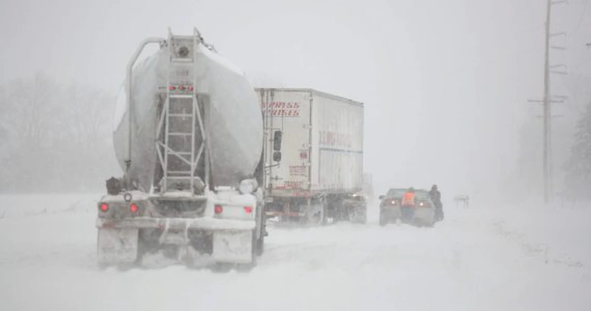 Tornada i śnieżyce nawiedziły w Boże Narodzenie południową część Stanów Zjednoczonych. Zginęło co najmniej sześć osób, a kilkanaście zostało rannych. Bez elektryczności święta spędzało ponad 215 tys. ludzi. Odwołano ponad 900 lotów.