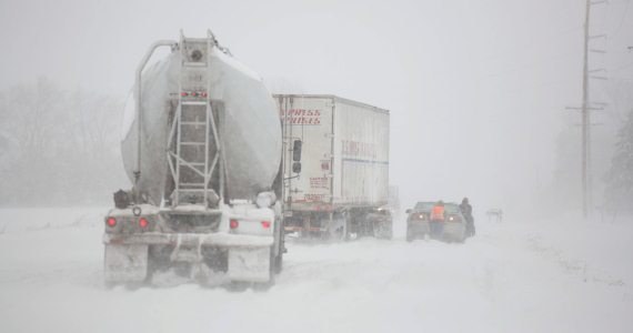 Tornada i śnieżyce nawiedziły w Boże Narodzenie południową część Stanów Zjednoczonych. Zginęło co najmniej sześć osób, a kilkanaście zostało rannych. Bez elektryczności święta spędzało ponad 215 tys. ludzi. Odwołano ponad 900 lotów.