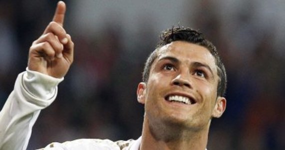 Cristiano Ronaldo chce wrócić do Manchesteru United - podał brytyjski dziennik "The Sun". Według gazety, "Czerwone Diabły" są w stanie zapłacić za Portugalczyka 150 milionów euro, a jego obecny klub Real Madryt jest skłonny się na to zgodzić. Również według doniesień hiszpańskiego dziennika „AS”, piłkarz ma zamiar zmienić pracodawcę. Nie zależy mu jednak - jak pisze gazeta - na pieniądzach, a na wsparciu ze strony zespołu, którego w Realu mu podobno brakuje.