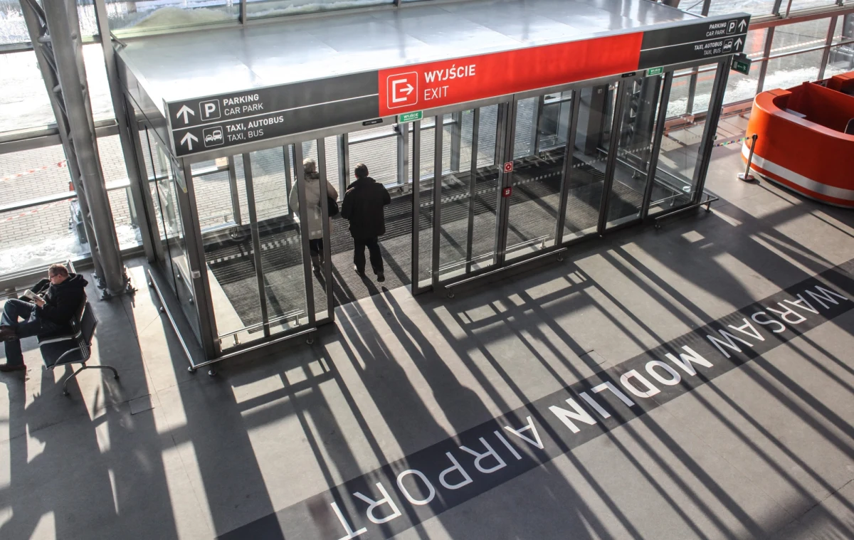 Mimo że władze lotniska w Modlinie chwalą się rozpoczęciem prac na pasie startowym, tak naprawdę nie wiedzą jeszcze, jak naprawić zniszczenia. Jak ustalił reporter RMF FM Paweł Świąder, decyzja nadzoru budowlanego, która określi sposób naprawy, ma być wydana najwcześniej jutro. I to pod pewnymi warunkami.