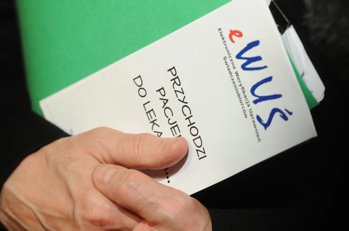 85 procent gabinetów lekarskich i przychodni zainstalowało system, który pozwala na odróżnienie jedynie po numerze PESEL pacjentów ubezpieczonych od nieubezpieczonych. To ważne, bo za pięć dni powinniśmy przychodzić do gabinetów wyłącznie z dowodem osobistym.