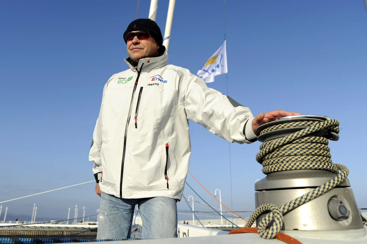 "Zbyt dużego wyboru nie mam. Mogę spędzić sylwestra na lewym lub na prawym pływaku. Decyzja pewnie zapadnie w ostatniej chwili" – mówi Roman Paszke, który drugi raz próbuje samotnie opłynąć świat tak zwaną "złą trasą", czyli pod wiatr. Kapitan opuścił już port w Las Palmas na Wyspach Kanaryjskich. Wyczyn, którego ma zamiar dokonać, udał się dotychczas tylko sześciu żeglarzom. Rok temu Polak musiał przerwać próbę już po 3 tygodniach rejsu z powodu awarii katamaranu.