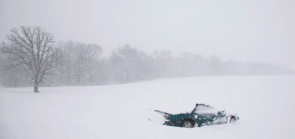 Co najmniej 12 osób zginęło na skutek burz śnieżnych, które już drugi dzień przechodzą nad Stanami Zjednoczonymi. Wywołujący tę dramatyczną sytuację front atmosferyczny przesuwa się na północny wschód. Według synoptyków, opuści jutro USA i przejdzie nad Kanadę.