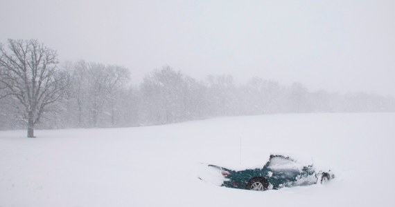 Co najmniej 12 osób zginęło na skutek burz śnieżnych, które już drugi dzień przechodzą nad Stanami Zjednoczonymi. Wywołujący tę dramatyczną sytuację front atmosferyczny przesuwa się na północny wschód. Według synoptyków, opuści jutro USA i przejdzie nad Kanadę.