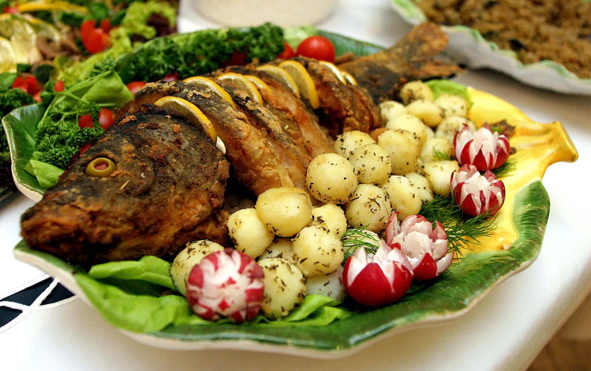 Świąteczne przejedzenie zaburza rytm naszej przemiany materii podobnie, jak zmiana strefy czasowej, czy praca na nocną zmianę. Naukowcy z University of California w San Francisco odkryli właśnie enzym, który pełni istotną rolę w procesie regulacji naszego "zegara żywieniowego". O roli kinazy białkowej C (PKC) piszą w artykule opublikowanym na łamach czasopisma " Proceedings of the National Academy of Sciences".