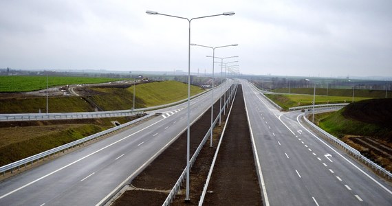 Kierowcy dostaną rok darmowej jazdy nowymi odcinkami autostrad. To - jak donosi "Dziennik Gazeta Prawna" - wynik porozumienia koncernów paliwowych. Co ciekawe, ta swoista "promocja" może potrwać nawet dłużej.