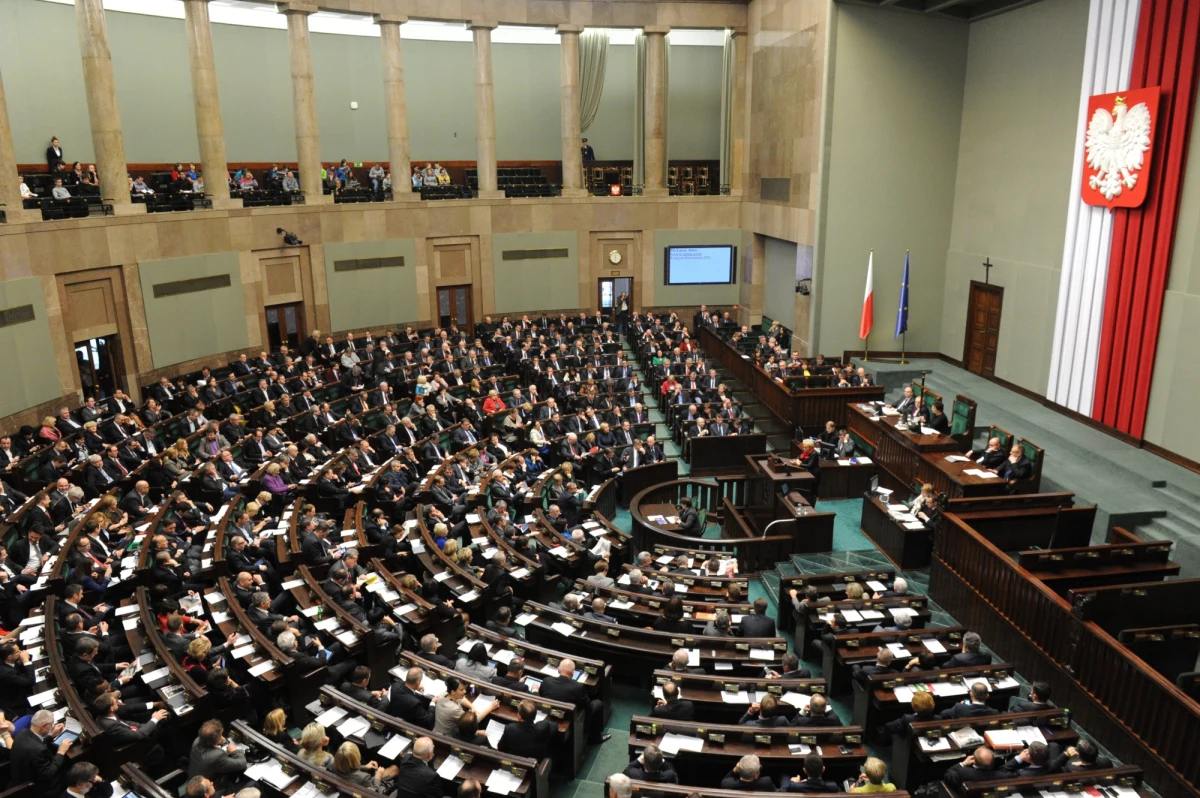 Przed wyborami nowego szefa PSL zapytano wtedy jeszcze lidera ludowców Waldemara Pawlaka, kto je wygra. Ten z pokerową miną odpowiedział: "Jak to kto? Nasz koalicjant!". Ta i inne historyjki o byłym wicepremierze z dużym natężeniem krążyły ostatnio przy Wiejskiej. Tego typu anegdot jest na sejmowych korytarzach sporo. Kilka z nich przytacza "Polska The Times".