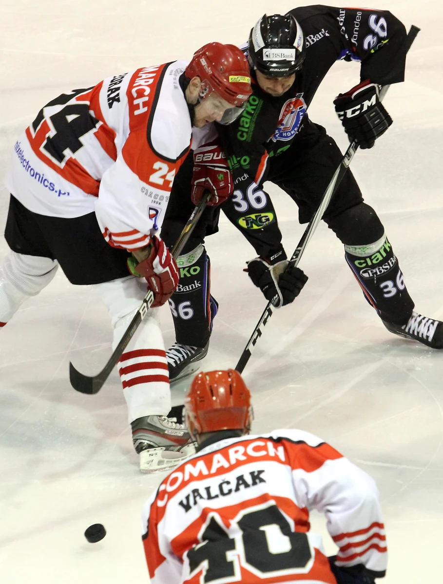 Gospodarz imprezy Ciarko PBS Bank KH Sanok oraz Comarch Cracovia Kraków, JKH GKS Jastrzębie i GKS Tychy rozpoczynają dzisiaj zmagania w finałowym turnieju hokejowego Pucharu Polski. Trofeum wywalczonego w 2010 roku w Oświęcimiu i rok temu w sanockiej Arenie bronić będą hokeiści z Sanoka. Jeśli wygrają po raz trzeci z rzędu, zdobędą je na własność. A są faworytami.