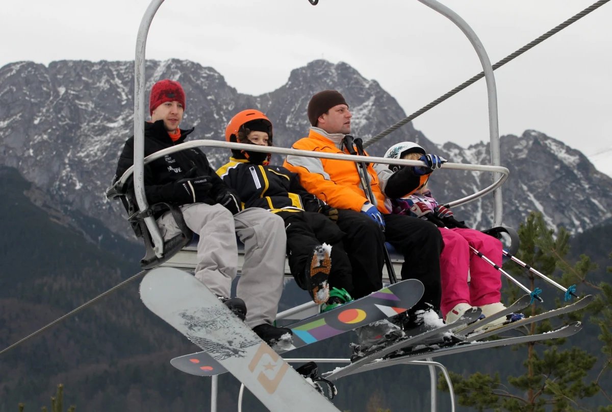 Przed weekendem - odwilż w Tatrach. W pierwszy dzień Bożego Narodzenia termometry na Hali Gąsienicowej pokazywały 13 stopni na plusie. Ze śniegiem jest więc krucho, ale - jak uspokaja nasz zakopiański reporter - warunki na stokach narciarskich są całkiem niezłe. W Karkonoszach również nie jest idealnie, ale pojeździć można - choć trzeba być mało wymagającym.