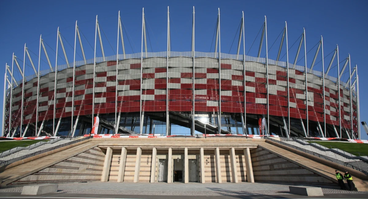 Stadion Narodowy w Warszawie znów w ogniu krytyki. By poprawić mocno nadszarpnięty wizerunek miejsca, zarządzający obiektem zaprosili chętnych na darmowe zwiedzanie. Zapomnieli jednak dodać, że... liczba wejściówek dla zwiedzających jest ograniczona. 