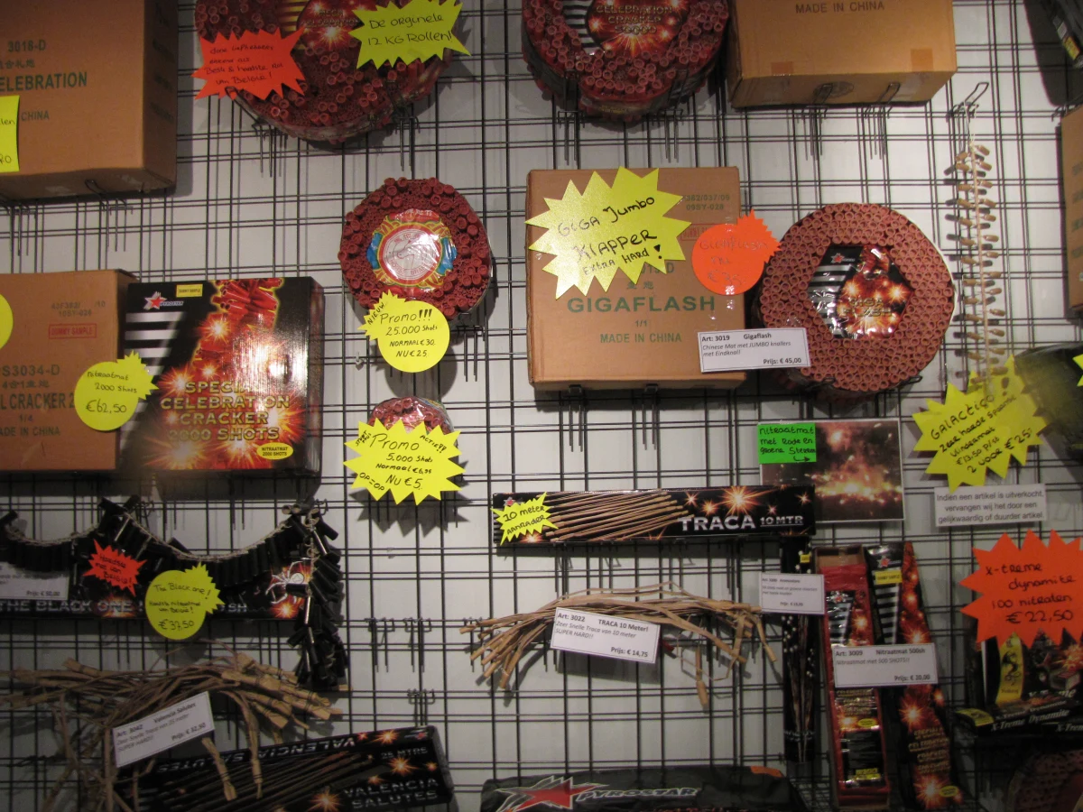 Kilka dni przed sylwestrem Holendrów ogarnęło prawdziwe szaleństwo na punkcie fajerwerków. Masowo odwiedzają więc Belgię, by kupować zakazane w ich kraju sztuczne ognie. Prawdziwe oblężenie przeżywa zwłaszcza niewielka miejscowość Baarle na granicy holendersko – belgijskiej. 