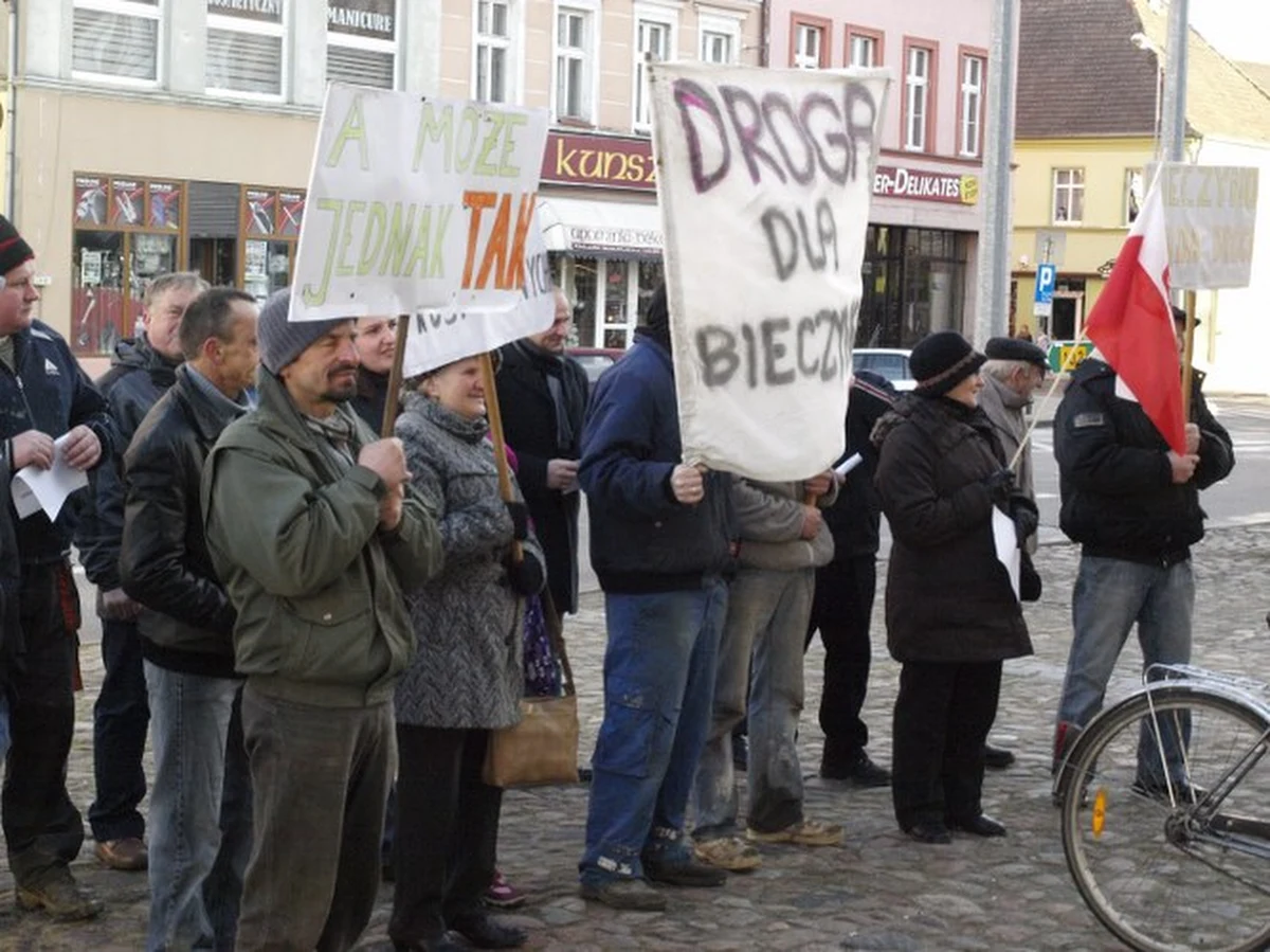 Radni z Trzebiatowa zrezygnowali z przekazania około 250 tysięcy złotych na remont drogi do wsi Bieczyno na Pomorzu Zachodnim. Domagający się go mieszkańcy wioski przez dwa lata bojkotowali kolejne wybory. Teraz zapowiadają wznowienie tej formy protestu. 