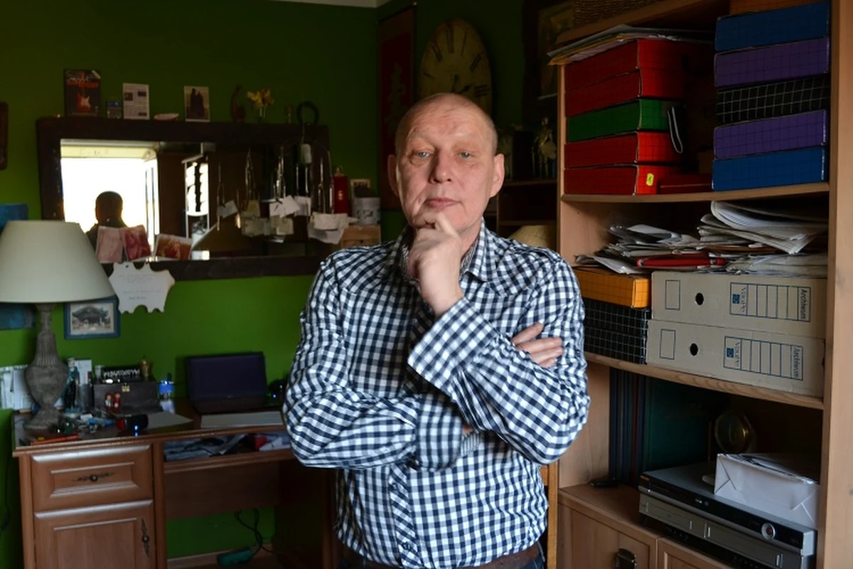 "2013 rok nauczy nas mniej żartowania z kryzysu, a bardziej czucia go, a to nie jest przyjemne. Jednak rządu to nie zachwieje, bo nie ma na razie alternatywy" - mówi polski jasnowidz Krzysztof Jackowski. Ma też receptę, jak przetrwać trudne ekonomicznie czasy. "Zauważmy, że niedługo będzie wiosna, że powietrze ma swój zapach, mniej latajmy po hipermarketach, mniej chciejmy, bardziej żyjmy - to wcale nie jest naiwne" - radzi w rozmowie z naszym reporterem.