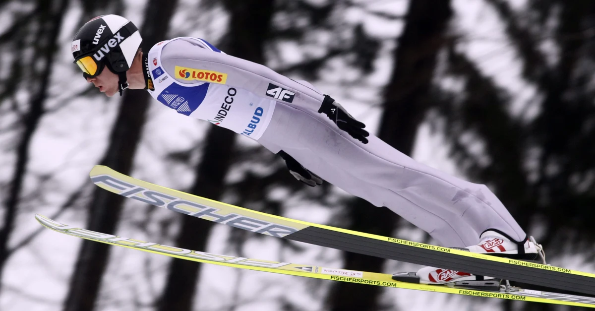 Stefan Hula zajął drugie miejsce w konkursie Pucharu Kontynentalnego w szwajcarskim Engelbergu. Wyprzedził go jedynie Martin Schmitt. Po tym występie, decyzją trenera Łukasza Kruczka Hula dołączy do polskiej kadry na rozpoczynający się Turniej Czterech Skoczni - informuje portal skijumping.pl.