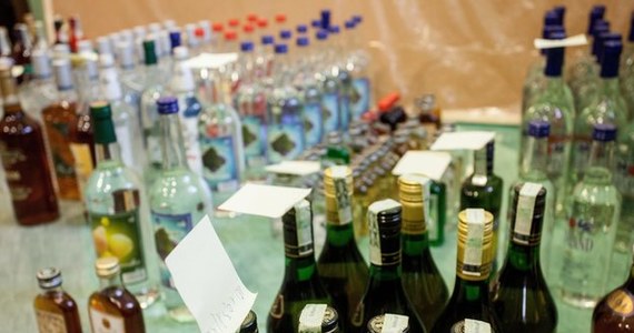 Czeski minister zdrowia Leosz Heger ostrzegł obywateli przed spożywaniem alkoholu z podejrzanych źródeł. Nie odnaleziono jeszcze 5 tys. litrów skażonego trunku. Akcja bezpłatnego testowania alkoholu uratowała jednak życie setkom osób.