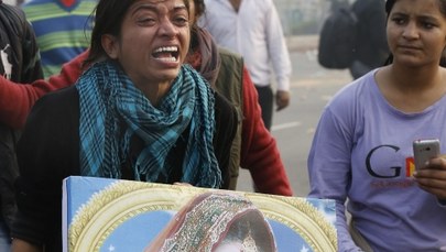 Indie: Nie żyje studentka brutalnie zgwałcona w autobusie